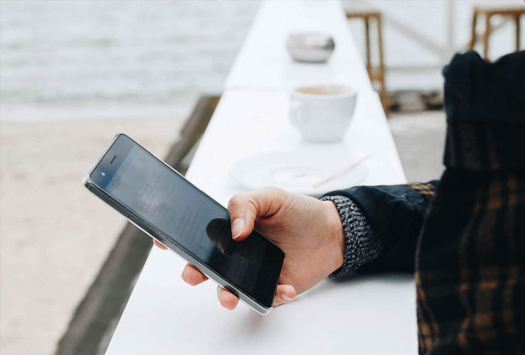 Smartphone while Traveling and Crossing Borders: How to Protect Your Privacy